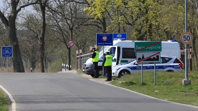 Polska i niemiecka policja, a także straż graniczna szukają osoby, która ukradła samochód w Niemczech, a potem porzuciła go w Świnoujściu.