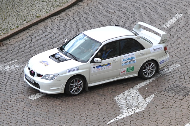 Wyścigi dziennikarzy motoryzacyjnych na symulatorach aut sportowych oraz pokaz samochodów rajdowych - w taki sposób w sobotę Grupa Polmotor świętowała otwarcie nowego salonu w Szczecinie.