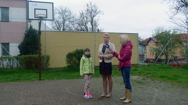 O włos od tragedii na boisku sportowym w Gryfinie. Stary słup od kosza przewrócił się na 10-letnie dziecko. Urzędnicy nie potrafią ustalić, kto 15 lat temu wybudował plac i kiedy przeszedł on ostatni przegląd. Mama dziewczynki powiadomiła policję.