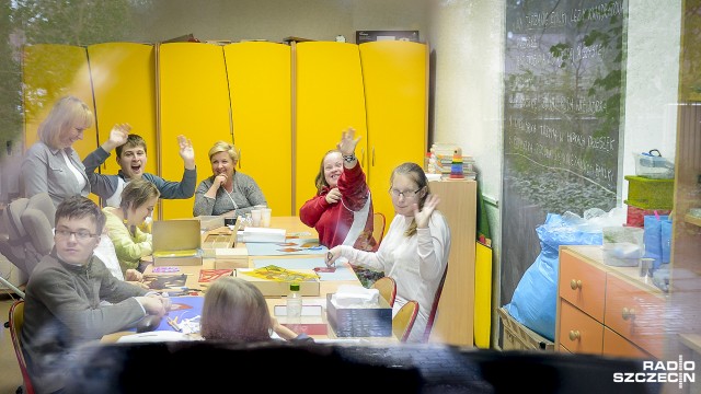 Pacjenci z całej Polski, m.in. cierpiący na dziecięce porażenie mózgowe czy zanik mięśni, ale też osoby po amputacji i ze skrzywieniem kręgosłupa, rehabilitują się i uczą w Specjalnym Ośrodku Szkolno-Wychowawczym w Policach. Pod jego opieką jest 250 dzieci. To jedyna placówka w kraju, która opiekuje się dziećmi niesamodzielnymi.