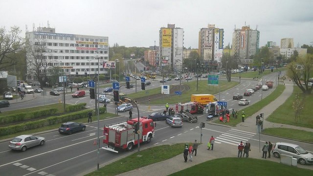 Samochód dachował w alei Piastów w Szczecinie. Do wypadku doszło przy placu Szyrockiego. Są poważne utrudnienia.