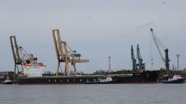Największy statek handlowy, jaki pływał w polskiej flocie, zacumował w Świnoujściu. To należący do Polskiej Żeglugi Morskiej masowiec Sudety. Do portu przywiózł 70 tysięcy ton amerykańskiego węgla koksującego.