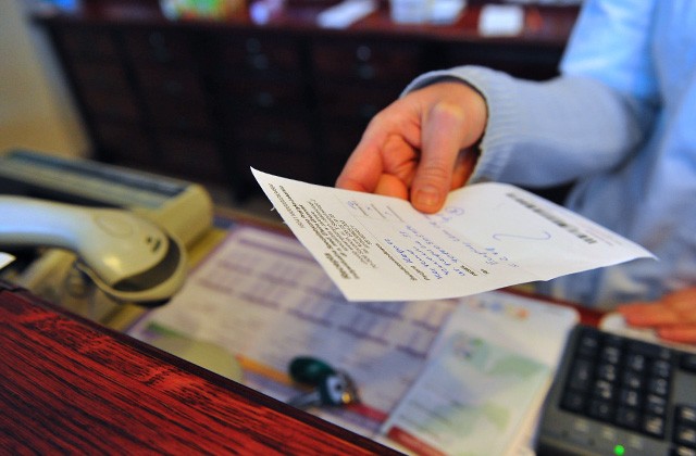 Około 200 refundowanych przez Narodowy Fundusz Zdrowia leków ratujących życie brakuje w aptekach w całej Polsce - alarmuje Naczelna Izba Aptekarska. Od kilku miesięcy ciężko dostać np. niektóre insuliny, leki przeciwzakrzepowe oraz środki dla astmatyków.