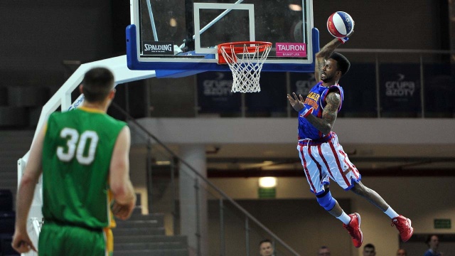 Rzuty przez całe boisko, wsady do kosza i akrobacje na parkiecie. Takie widowisko w hali Azoty Arena zapewnili w środę wieczorem koszykarze Harlem Globetrotters.