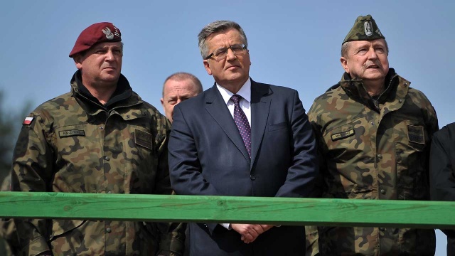 Ćwiczenia wojsk, przegląd sprzętu i krótkie oświadczenie - tak wyglądała wizyta prezydenta Bronisława Komorowskiego na poligonie w Drawsku Pomorskim.