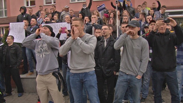 Głośne okrzyki przeciwników i brawa zwolenników - w takiej atmosferze Bronisław Komorowski spotkał się z wyborcami w Stargardzie Szczecińskim.