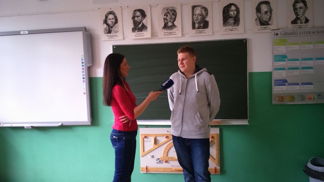 Policja wciąż szuka właściciela gotówki, którą znalazł 16-latek z Polic. Uczeń Gimnazjum nr 2 brał udział w akcji Sprzątanie Świata. Obok sterty śmieci odkrył plik pieniędzy. To było 4,1 tys. złotych.