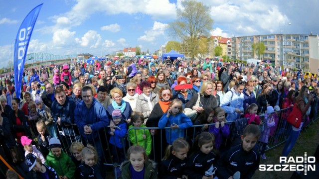 Za nami zumba, spływ Odrą Wschodnią na desce surfingowej i pokazy tańca współczesnego. Pierwszy dzień gryfińskiej majówki dobiega końca. Od rana Radio Szczecin towarzyszyło majówkowej imprezie z okazji Dni Gryfina.