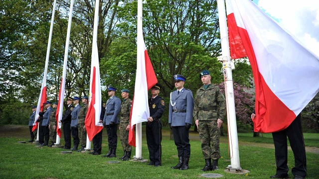 Samorządowcy, kombatanci i szczecinianie uczcili Święto Flagi przed Pomnikiem Czynu Polaków na Jasnych Błoniach.