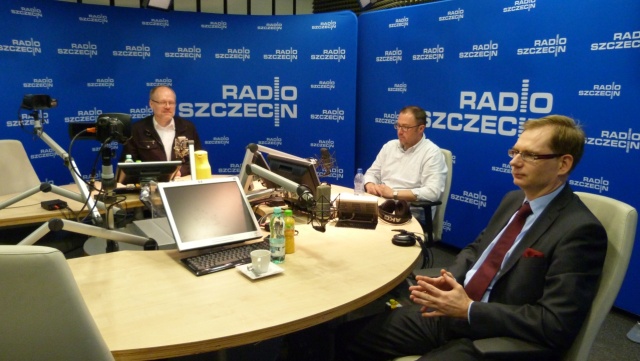 W końcówce kampanii wyborczej widać różnicę między dwoma głównymi kandydatami Bronisławem Komorowskim i Andrzejem Dudą, która polega przede wszystkim na tym, kto chce zagłosować na danego kandydata - mówił w Kawiarence politycznej Radia Szczecin politolog prof. Maciej Drzonek.