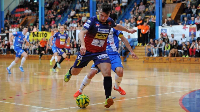 Czarny scenariusz stał się faktem. Halowi piłkarze Pogoni 04 opuszczają ekstraklasę futsalu. Szczecinianie w ostatniej kolejce rozgrywek przegrali we własnej hali z GAF Jasna Gliwice 8:9.