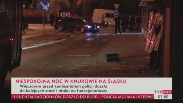 30 osób zatrzymała policja po zamieszkach w Knurowie. Grupa pseudokibiców w niedzielę wieczorem zaatakowała funkcjonariuszy.