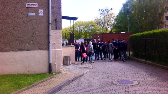 Ewakuacja Gimnazjum nr 34 w Szczecinie, po tym jak jeden z uczniów rozpylił w korytarzu nieznany gaz.