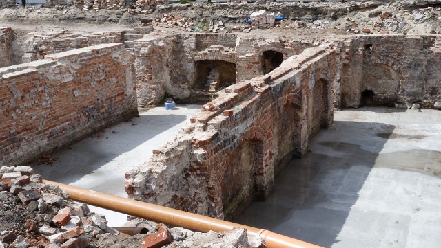 Trzy zabytkowe kotwice odkryli na szczecińskim Podzamczu archeolodzy. Znaleziska leżały pod gruzem w piwnicy pozostałej po nieistniejącym już budynku przy ul. Wielka Odrzańska.