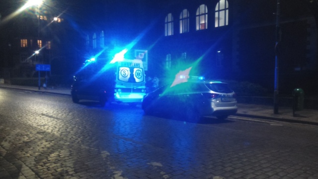 Około godz. 23 w Alei Jana Pawła II przechodzień zauważył nieprzytomnego mężczyznę. Nie wyczuł u niego pulsu, dlatego natychmiast przystąpił do reanimacji.
