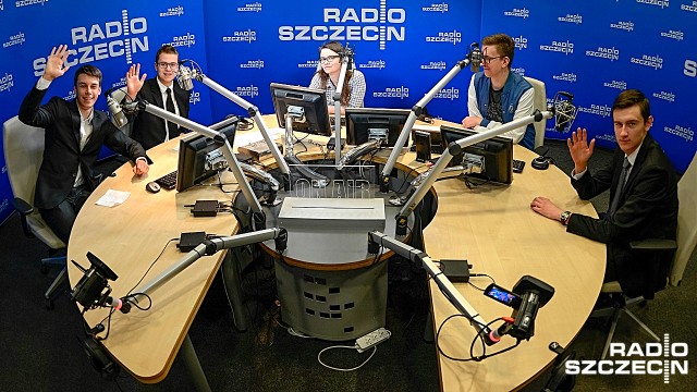 Podobieństwa między polami kwadratów, powierzchnia całkowita graniastosłupa, ciągi geometryczne i funkcje - to tylko niektóre z zagadnień na tegorocznej maturze z matematyki. We wtorek napisało ją ponad 14 tysięcy uczniów w regionie.