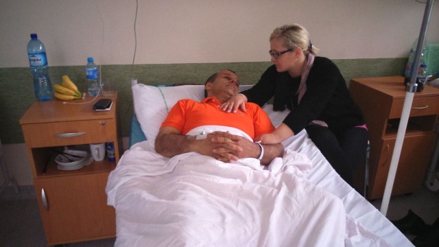 Jedenastu bandytów napadło na Irakijczyka w Międzyzdrojach. Mężczyźni skatowali obcokrajowca do nieprzytomności, a na koniec okradli go. Poszkodowany w krytycznym stanie trafił do szpitala. Zdaniem żony ofiary był to rasistowski atak.