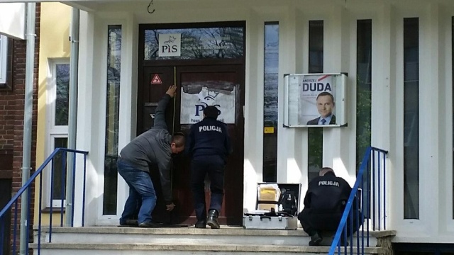 Ktoś zniszczył szyld Prawa i Sprawiedliwości na drzwiach biura partii przy ulicy Mickiewicza w Szczecinie.
