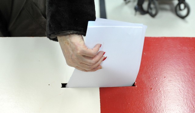 Szczecinianie już wybierają prezydenta - ci, którzy zdecydowali się zrobić to korespondencyjnie. Najpóźniej trzy dni temu dostali specjalny pakiet: kartę wyborczą oraz oświadczenia o osobistym i tajnym oddaniu głosu.