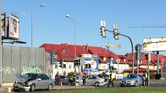 Jedna osoba została lekko ranna w wypadku na skrzyżowaniu ul. Łukasińskiego i Taczaka w Szczecinie. Po godzinie 8.00 zderzyły się tam dwa samochody.