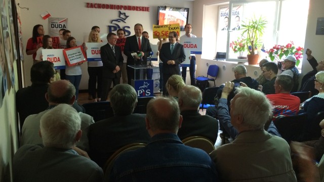 PiS mobilizuje siły przed ostatnią prostą kampanii - w czwartek w kilkunastu polskich miastach, także w Szczecinie, zwolennicy kandydata partii zebrali się na mitingach wyborczych.