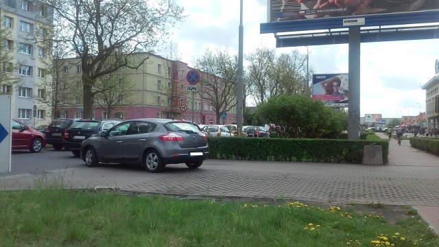 Utrudnienia na ulicy Bohaterów Warszawy w Szczecinie. Kierowca auta osobowego potrącił kobietę, która przechodziła po pasach w okolicach Turzynu.