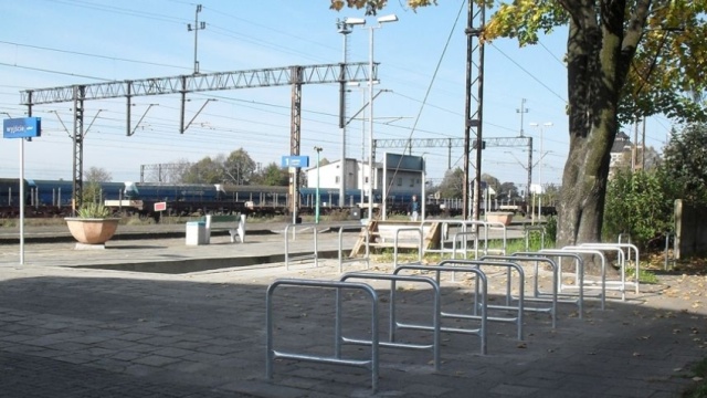 300 stojaków na rowery przy stacjach w całym kraju wybuduje w tym roku spółka PKP Polskie Linie Kolejowe.