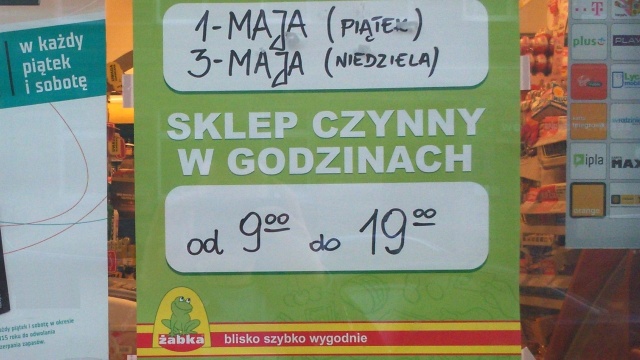 Jak twierdzą przedsiębiorcy, zarząd firmy sieci Żabka i Fresh wymusza na nich otwarcie sklepów w dni wolne od pracy. Tak było m.in. 1 i 3 maja.