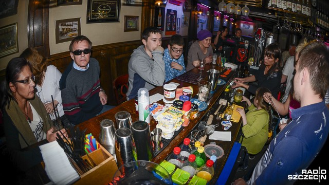 Ponad 20 niewidomych i słabowidzących uczyło się robić drinki za barem szczecińskiego Boston Pubu. W środę i czwartek odbyło się tam szkolenie aktywizacyjne dla takich osób.
