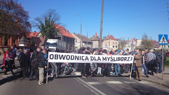 Mieszkańcy Myśliborza zablokują drogę krajową nr 26. To protest przeciwko ciężarówkom przejeżdżającym przez centrum miasta.