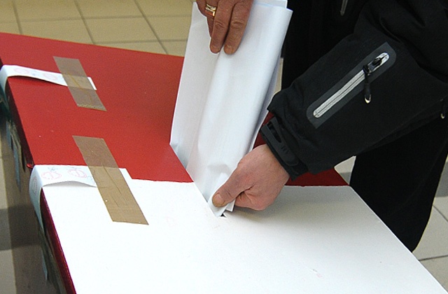 Kampania prezydencka na finiszu - przed zakładami bukmacherskimi w Szczecinie ustawiają się kolejki. Według przewidywań frekwencja przekroczy 51 procent i dojdzie do drugiej tury wyborów.