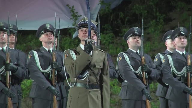 Hołd żołnierzom wszystkich armii walczących z nazistami i ofiarom II Wojny Światowej oddał Prezydent RP Bronisław Komorowski.