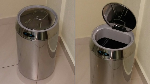 Otwierają się i zamykają po przyłożeniu palca do czujnika dotyku, wyświetlają stan baterii i wyglądają jak aluminiowe puszki po napoju. Takie kosze na śmieci są w szczecińskim Sądzie Apelacyjnym przy ul. Mickiewicza.