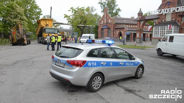 Po porannym uderzeniu wywrotki w ciepłociąg ulica Bytomska w Szczecinie będzie zamknięta co najmniej przez trzy dni.