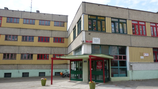 Kilkuset uczniów ze szczecińskiej podstawówki miało przymusową przerwę w lekcjach. Dzieci ewakuowano ze Szkoły Podstawowej nr 68 z powodu eksperymentu na lekcji przyrody.