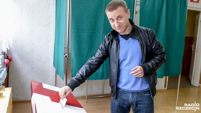 Frekwencja w wyborach prezydenckich do godziny 17.00 wyniosła niecałe 35 procent. Do udziału w głosowaniu zachęcają artyści i znane osoby ze Szczecina i regionu. Pisarka - Monika Szwaja, rysownik - Henryk Sawka i podróżnik Aleksander Doba - już oddali swoje głosy.