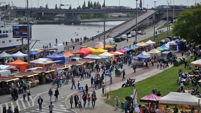 Setki mieszkańców Szczecina bawią się na Pikniku nad Odrą. Na Bulwarze Piastowskim są stoiska z potrawami regionalnymi z całej Polski, wędzarnia pod chmurką, trwają też koncerty zespołów ludowych.