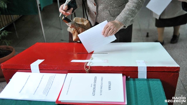 Zagłosowała jedna trzecia wyborców - takie są dane na godzinę 17. Frekwencja wyborcza wyniosła 34,4 procent.