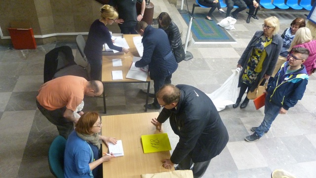 Najbardziej zatłoczonym miejscem w Szczecinie w nocy było Krajowe Biuro Wyborcze przy Matejki w Szczecinie. Po zliczeniu głosów, przedstawiciele komisji z regionu przywozili i wciąż jeszcze przywożą tam protokoły z głosowania.
