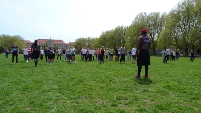 Zawodnicy futbolu amerykańskiego szkolą studentów Pomorskiego Uniwersytetu Medycznego w Szczecinie. W poniedziałek setka przyszłych fizjoterapeutów wzięła udział w treningu przygotowanym przez Husarię Szczecin.