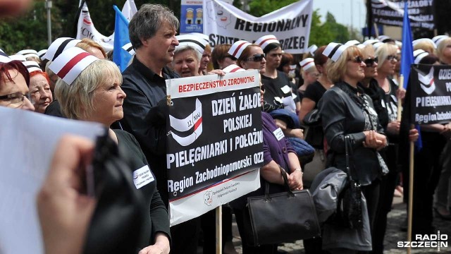Dzień żałoby polskiej pielęgniarki i położnej. Manifestacja na placu Lotników [ZDJĘCIA]