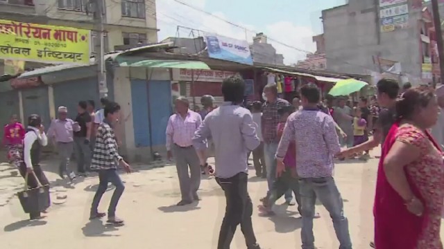 Przynajmniej cztery osoby nie żyją, a rannych ratownicy liczą w setkach. To ostatni bilans kolejnego trzęsienia ziemi w Nepalu. Kraj wciąż szacuje straty i podnosi się z gruzów po ostatnim kataklizmie.