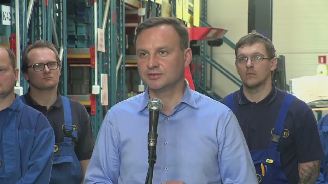 Prezydent Bronisław Komorowski podpisał w środę dokument pozwalający rozpocząć procedurę ogłoszenia referendum w sprawie jednomandatowych okręgów wyborczych, finansowania partii z budżetu oraz systemu podatkowego. Pismo zostało skierowane do marszałka Senatu.