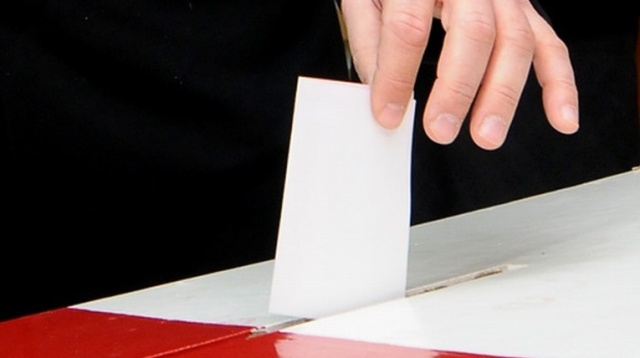 Nowy sondaż i nowy lider: po raz pierwszy od lat najwięcej Polaków deklaruje poparcie dla Prawa i Sprawiedliwości. 32 procent głosujących wybrałoby partię Jarosława Kaczyńskiego.