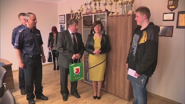 Dwóch uczniów z Polic wyróżnionych za uczciwość i odwagę. 18-latek zabrał kluczyki i obezwładnił pijanego kierowcę, który chciał odjechać samochodem. O młodszym o dwa lata gimnazjaliście zrobiło się głośno w całej Polsce po tym jak znalazł 4 tysiące złotych i oddał policji.