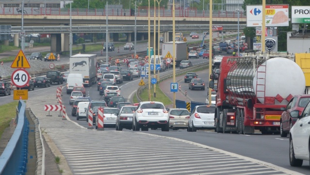 Korki na trasie wiodącej z centrum Szczecina na prawobrzeże. Kierowcom puszczają nerwy.