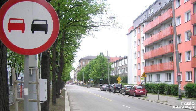 Zmiany w organizacji ruchu na skrzyżowaniu ulic 3 Maja i Narutowicza w Szczecinie. W piątek ok. 13 spółka Energopol zamknęła częściowo przejazd od Bramy Portowej przez 3 Maja w kierunku Owocowej. Rozpoczyna się kolejny etap prac przy torowisku od strony Potulickiej i Narutowicza.