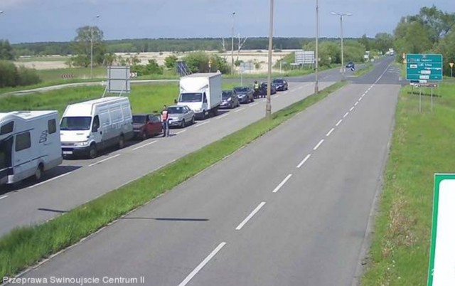 Spore kolejki utworzyły się w piątek po południu przed karsiborską przeprawą w Świnoujściu. Jadący w kierunku miasta czekają na prom ok. godziny.