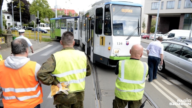 Tramwajowa jedynka wykoleiła się na skrzyżowaniu Bohaterów Warszawy, Mickiewicza i Wawrzyniaka w Szczecinie. Do zdarzenia doszło w piątek przed 15.