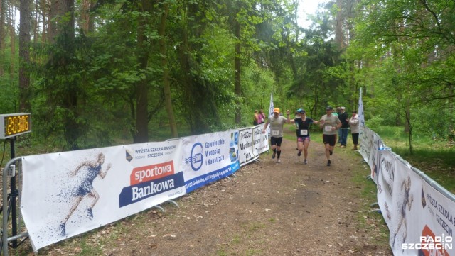 Ponad stu zawodników wystartowało w sobotę w 100. maratonie Darka Gapińskiego - długodystansowca z Klinisk. Biegacze pokonali trasę w Puszczy Goleniowskiej.